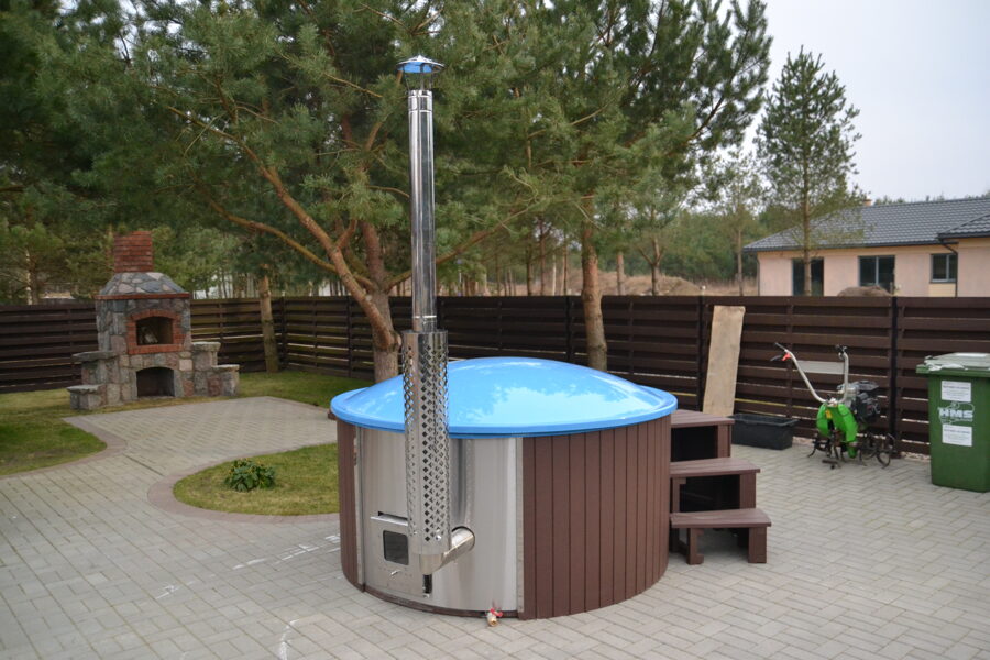Fiberglass hot tub whit integrated wood burning heater
